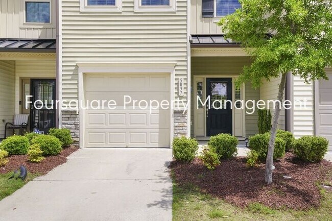 Building Photo - Townhome | Washer/ Dryer Included | Back P...