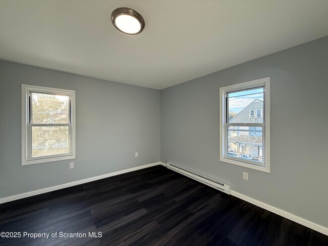 Building Photo - 319-319 E Elm St