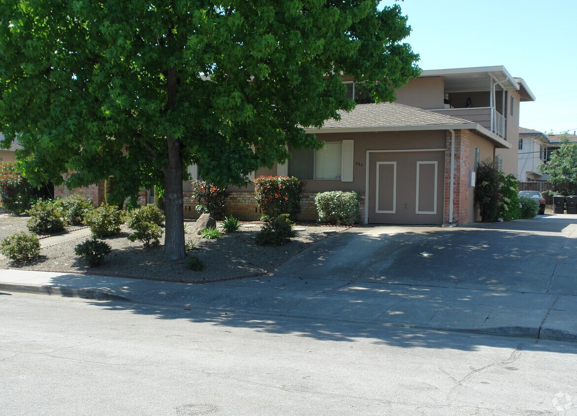 Building Photo - 646 Arbutus Ave