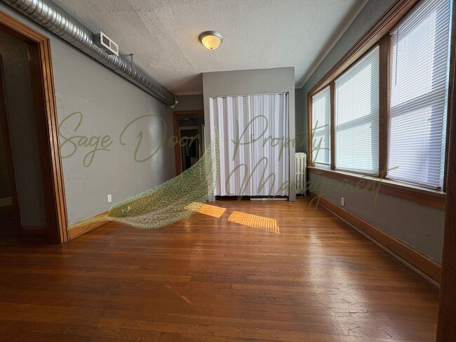 Building Photo - MIDTOWN!!! 1/2 MONTH OF FREE RENT!