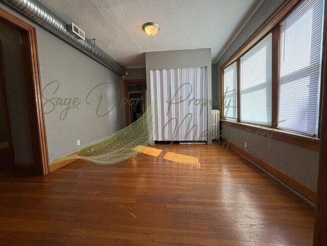 Foto del edificio - MIDTOWN!!! 1/2 MONTH OF FREE RENT!