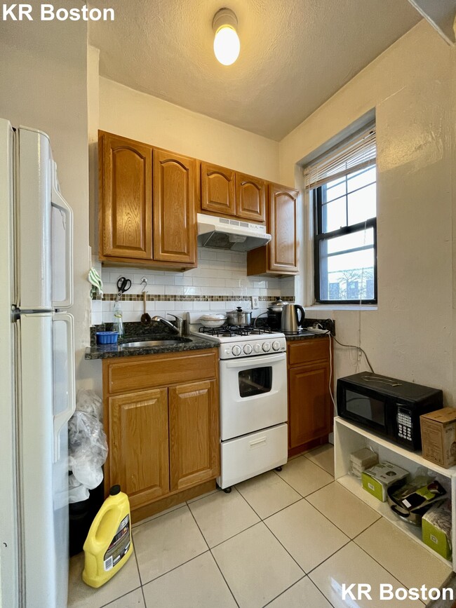 Building Photo - 216 Hemenway St