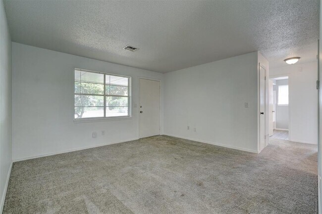 Foto del edificio - 503 Meadow Lake Dr