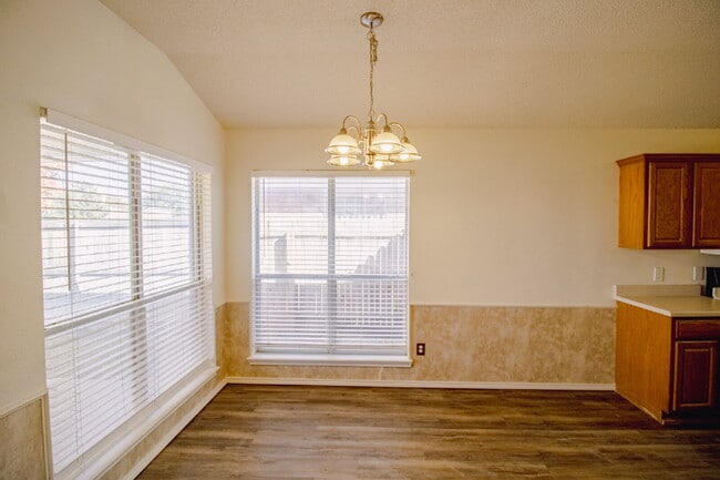 Building Photo - Updated House Located West of Loop 289 & Nearby Take Out!