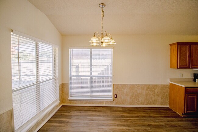 Foto del edificio - Updated House Located West of Loop 289 & Nearby Take Out!