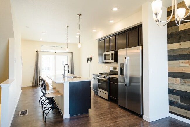 Building Photo - Nice, Clean 2 bedroom townhome with 2 prim...