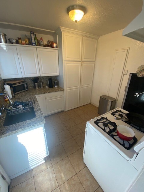 kitchen - 549 Brooks Ave