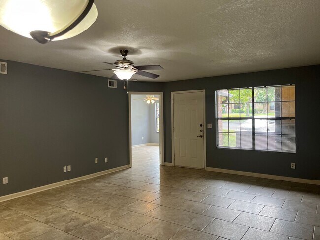 Foto del edificio - 315 Lakepointe Dr