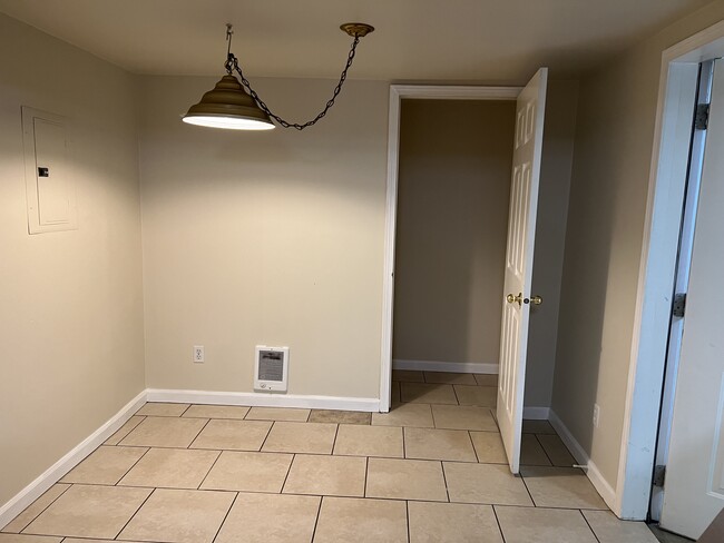 Dining area - 9736 SE 33rd Ave