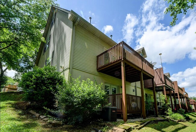 Foto del edificio - 2103 Creekside Way