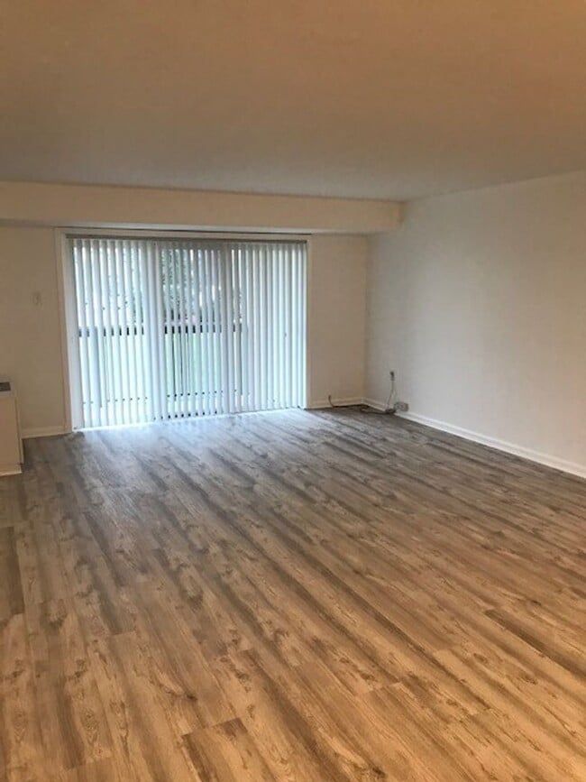 Building Photo - Renovated 1 Bedroom At The West Spring! UTILITIES AND PARKING INCLUDED!