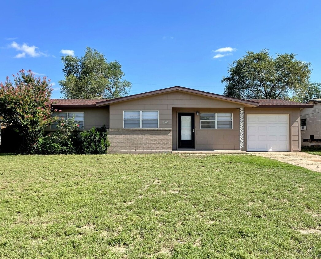 Primary Photo - Newly renovated 3/1 with fenced back yard ...