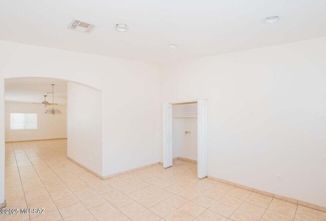 Building Photo - 5009 S Park Ave