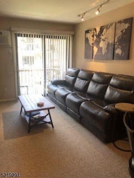 Foto del edificio - 605 W Ridge Mews