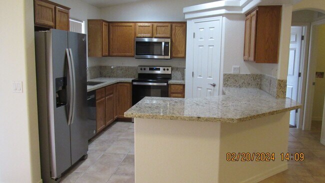 Building Photo - 3 bed 2 bath 2 car garage near high school