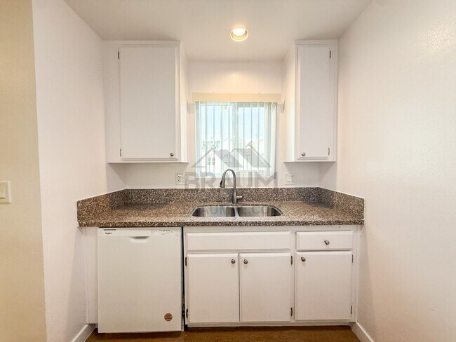 Foto del edificio - 14249 Friar St