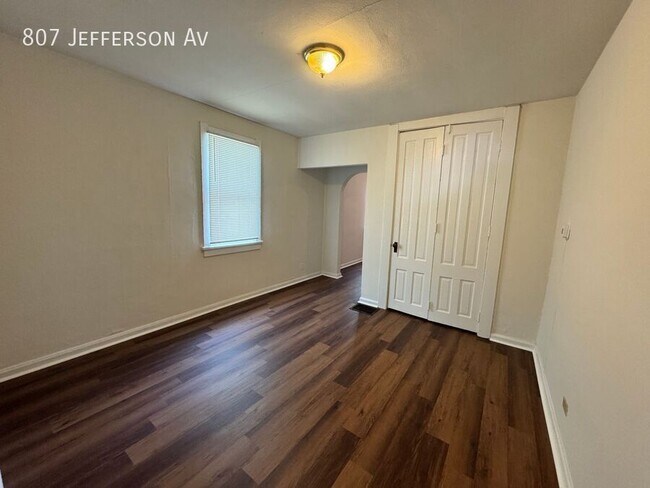 Foto del edificio - 807 Jefferson Ave