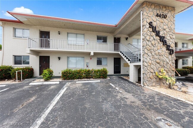 Foto del edificio - 4420 Santa Barbara Blvd