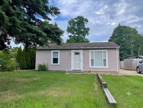 Building Photo - 2582 Roselawn St