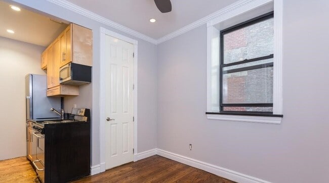 Building Photo - 326 E 35th St