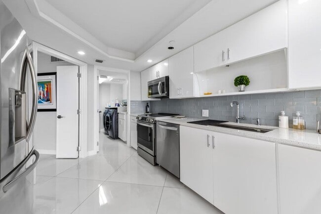 Building Photo - 1900 Consulate Pl