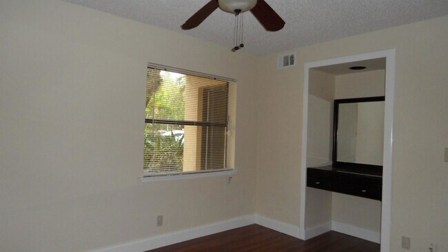 Building Photo - 9999 Summerbreeze Dr