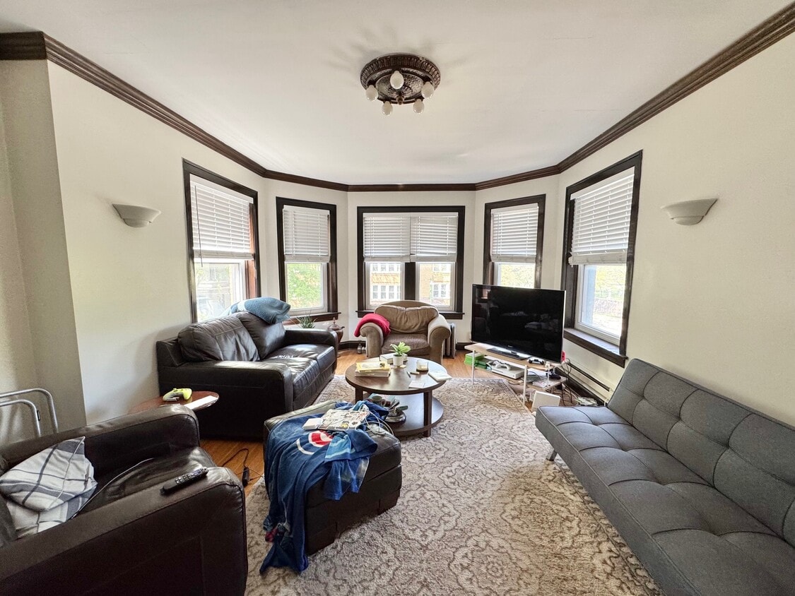 Primary Photo - 1421 W Hutchinson St