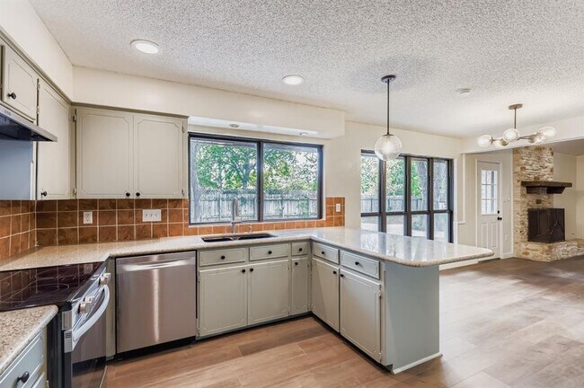 Foto del edificio - 521 Dennis Dr