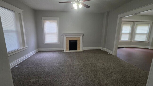 Building Photo - 3 BR/1BA | Newly Renovated Single Family Home | Great backyard | In Kansas City!