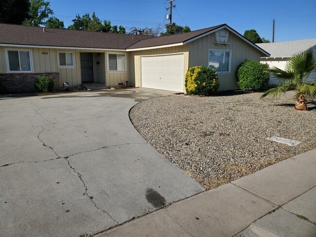 Building Photo - 3232 E Ashlan Ave