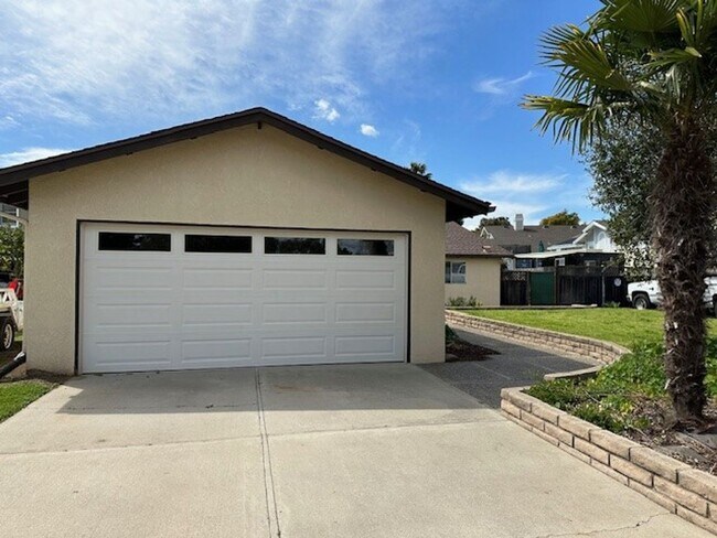 Building Photo - Goleta Gem