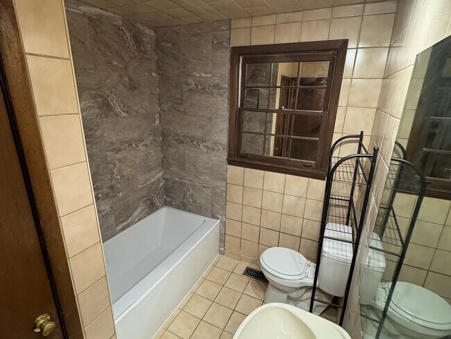 Foto del edificio - 2408 Vaulx Ln