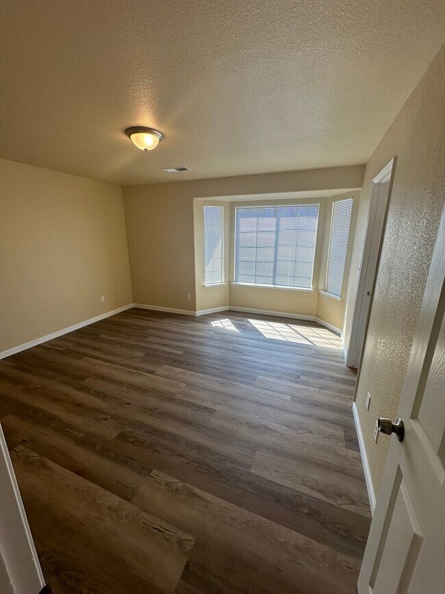 Building Photo - Freshly remodeled home