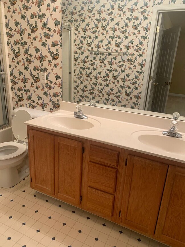 Building Photo - This 3 bedroom home is located in Salisbur...