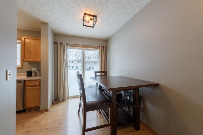 Building Photo - Rare chanhassen 2 bed townhouse for rent!!!
