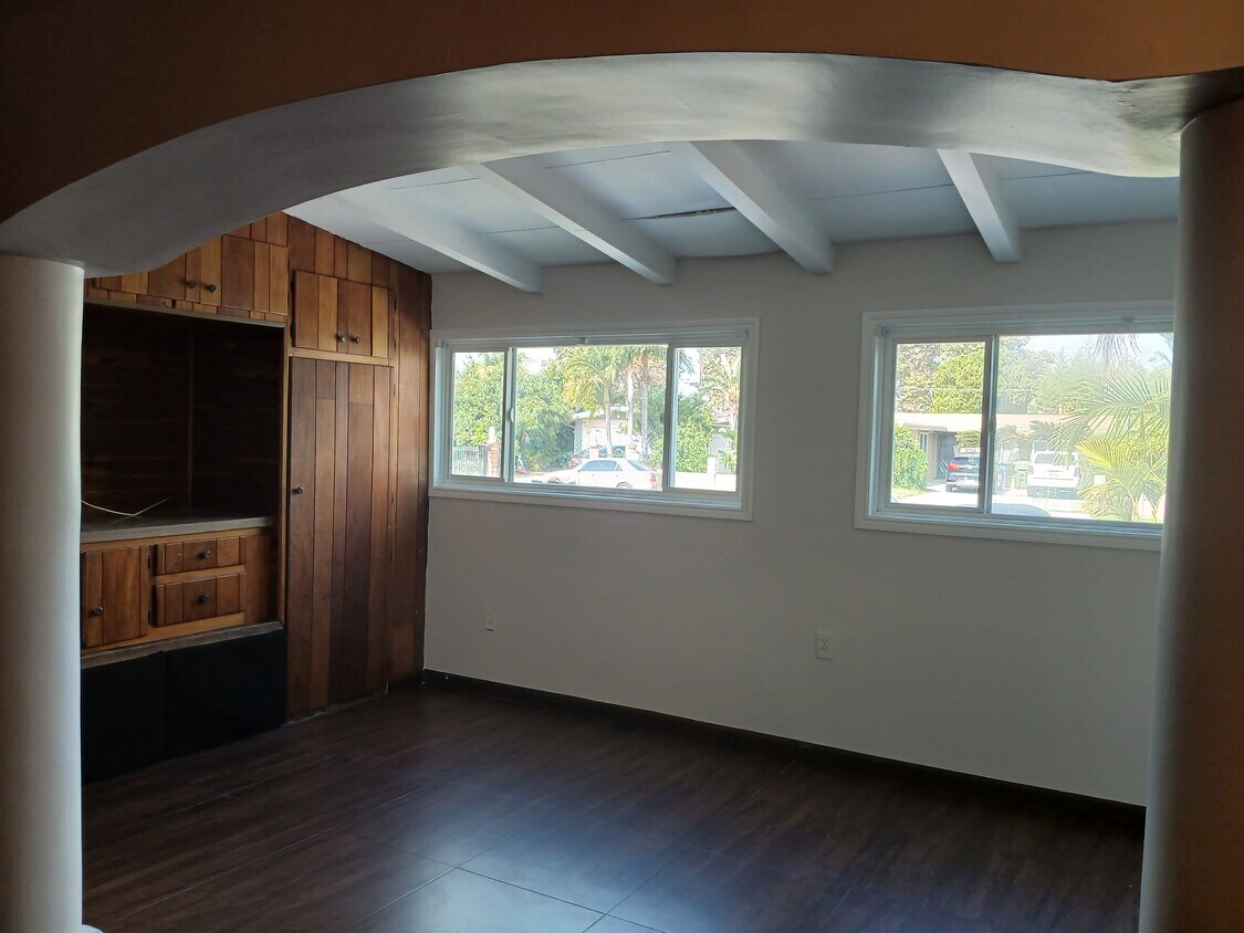 Foto principal - 8336 Sanger Ave
