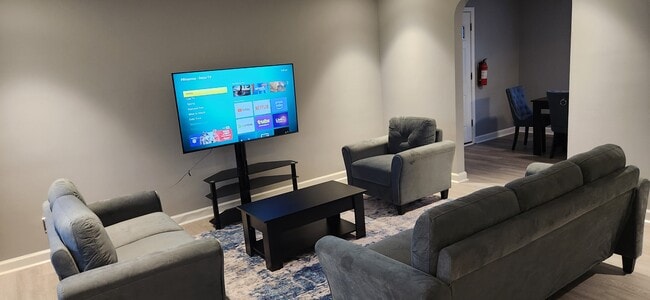 Photo - 948 White Oak Dr House