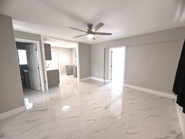 Foto del edificio - FIRST MONTH'S RENT FREE! STUNNING 3/1 FT. MYERS, FL