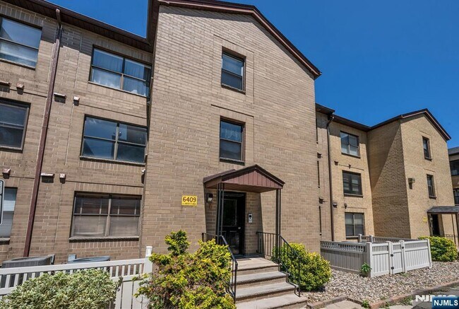 Building Photo - 6409 Liberty Ave