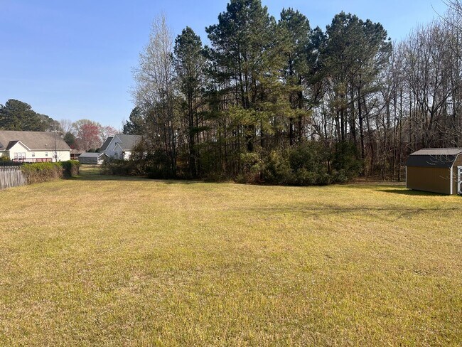 Foto del edificio - 3 bedroom 2 bath single family home. Fresh paint, new floors