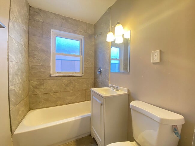 Building Photo - 3 Bedroom 2 Bath Home in Gary