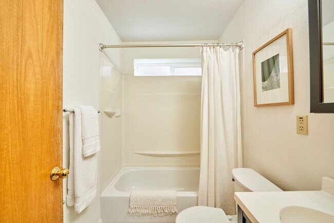 Building Photo - Delightful 3 bedroom home near Matthews Be...