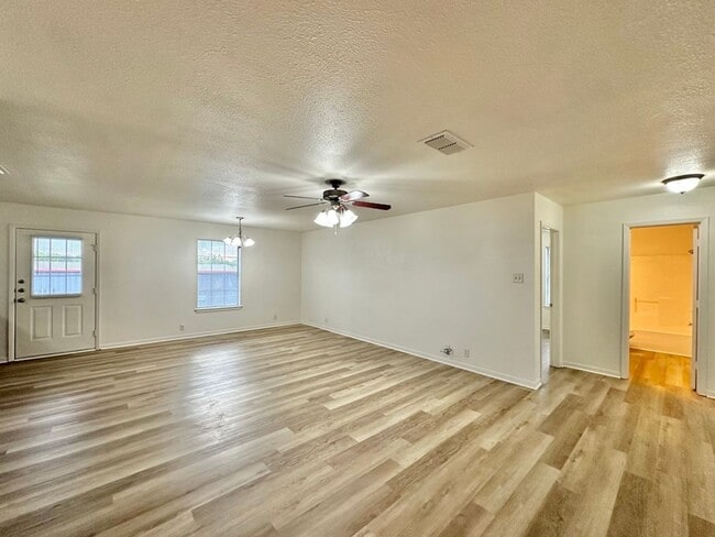 Building Photo - 805 Hickory St