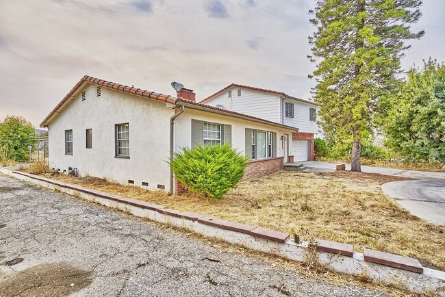 Building Photo - 2751 Batson Ave