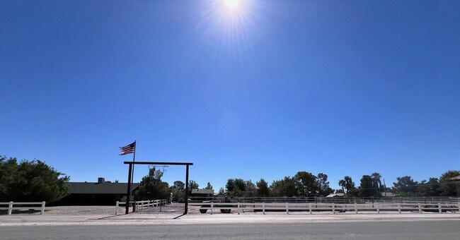 Foto del edificio - Northwest Valley Horse Property with Stalls