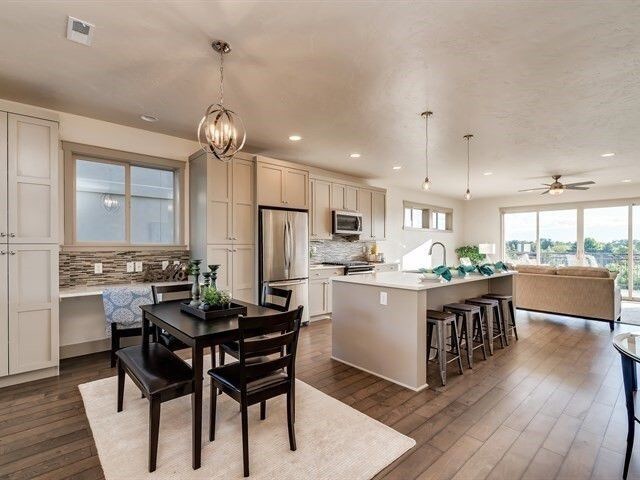 Foto del edificio - 2387 E Warm Springs Ave