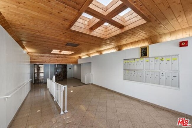 Building Photo - 5135 Zelzah Ave
