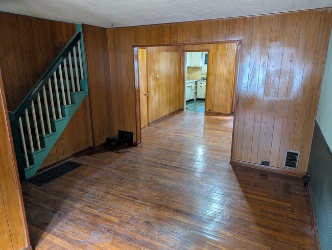 Building Photo - Cozy 2 Bedroom 1/2 Double