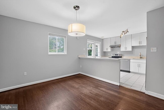 Building Photo - 9211 E Parkhill Dr