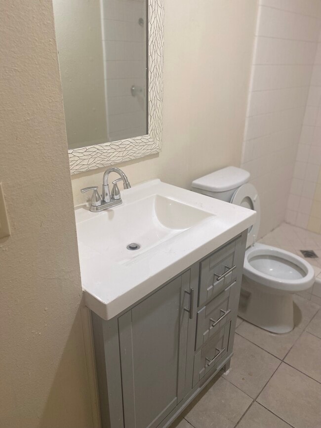 2B2B Bathroom #2 - 10109 Buford Ave